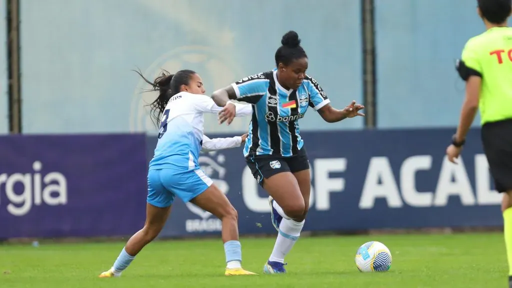 Jéssica Peña em campo pelo time feminino do Grêmio