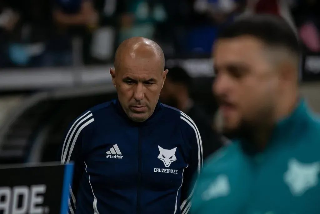 Leonardo Jardim expõe estratégia do Cruzeiro na temporada – Foto: Fernando Moreno/AGIF