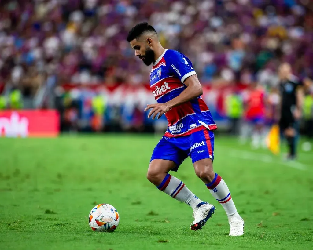 CE – FORTALEZA – 17/09/2024 – COPA SUL-AMERICANA 2024, FORTALEZA X CORINTHIANS – Felipe Jonatan jogador do Fortaleza durante partida contra o Corinthians no estadio Arena Castelao pelo campeonato Copa Sul-Americana 2024. Foto: Pedro Chaves/AGIF