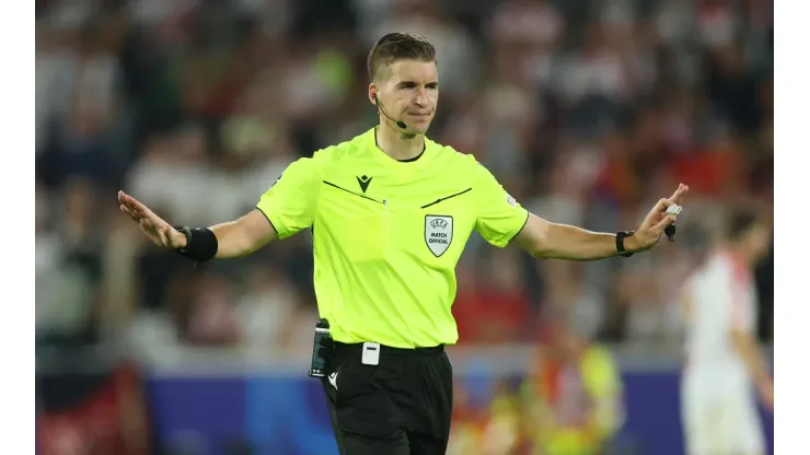 Árbitro François Letexier. (Photo by Lars Baron/Getty Images)