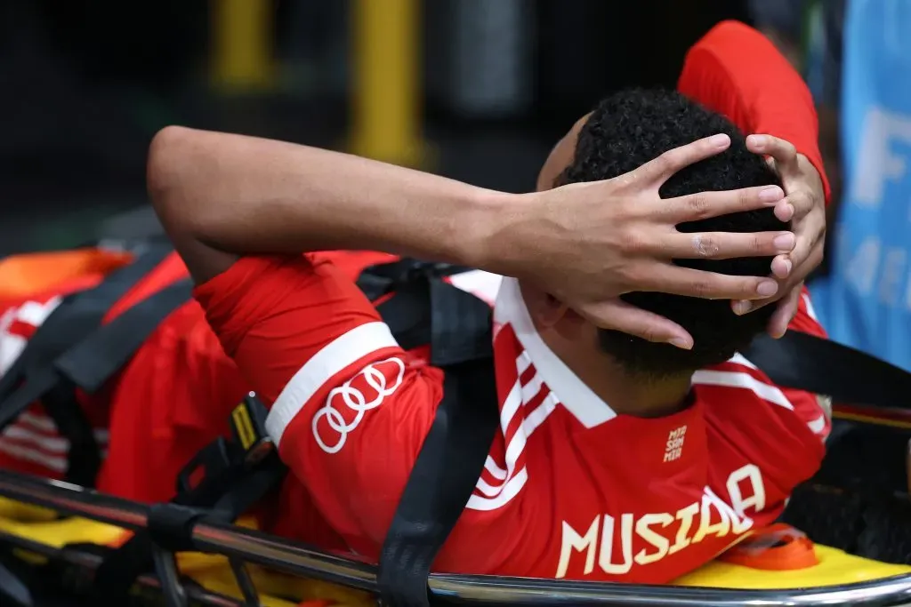 Musiala se machucou após choque com Donnarumma em PSG x Bayern. Foto: Kevin C. Cox/Getty Images.