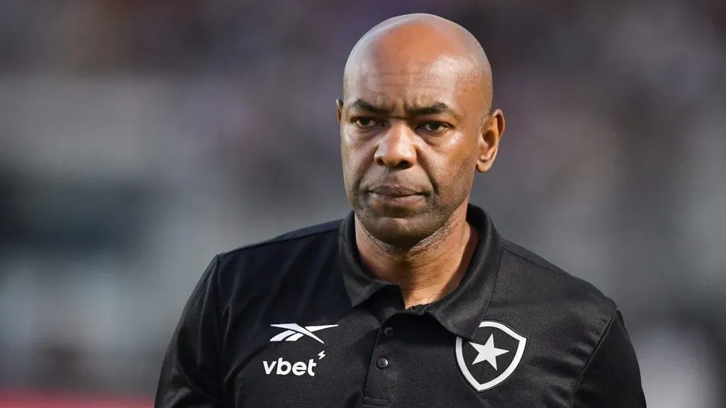 Cláudio Caçapa irá comandar o Botafogo contra o Vasco – Foto: Thiago Ribeiro/AGIF