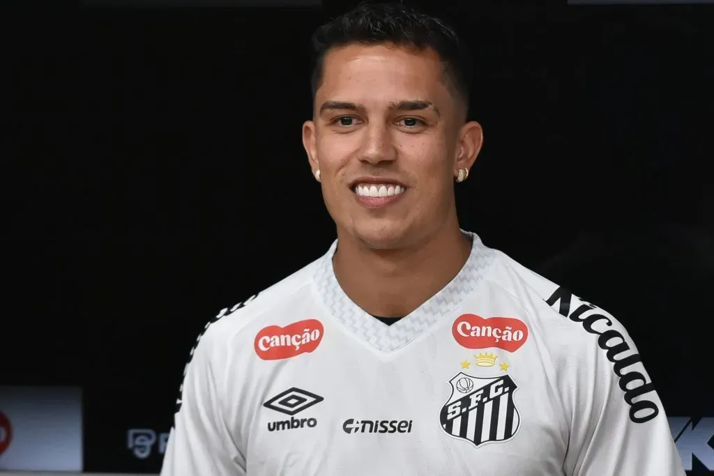 SP – SANTOS – 07/07/2025 – SANTOS, APRESENTACAO IGOR VINICIUS – Igor Vinicius durante sua apresentacao oficial como jogador do Santos em coletiva de imprensa realizada no Vila Belmiro. Foto: Jota Erre/AGIF