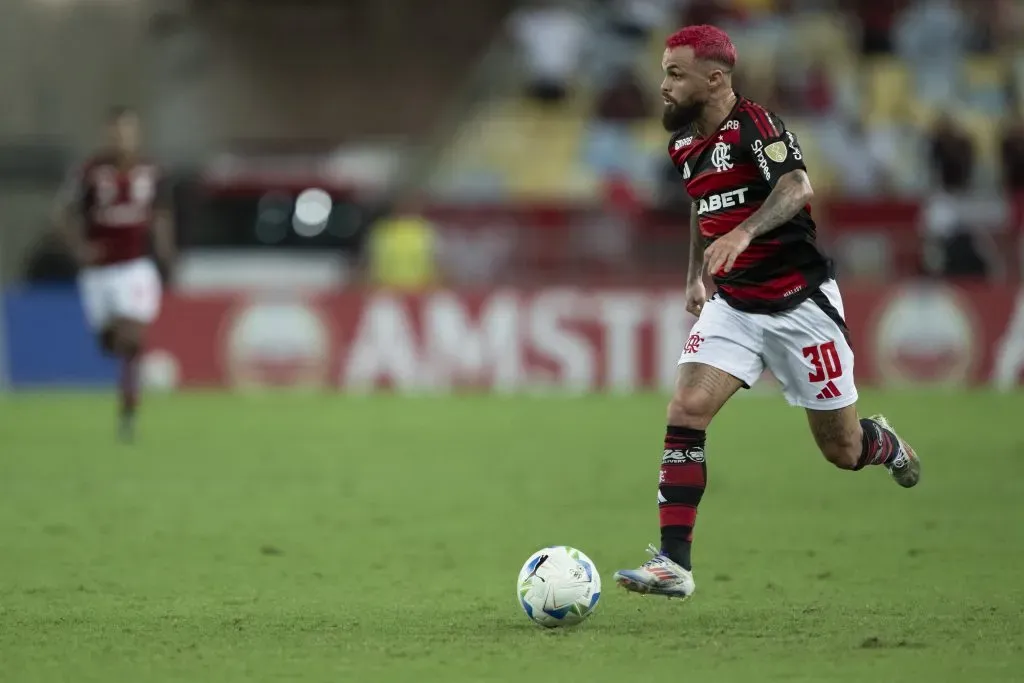 Michael pode deixar o Flamengo rumo ao Catar – Foto: Jorge Rodrigues/AGIF