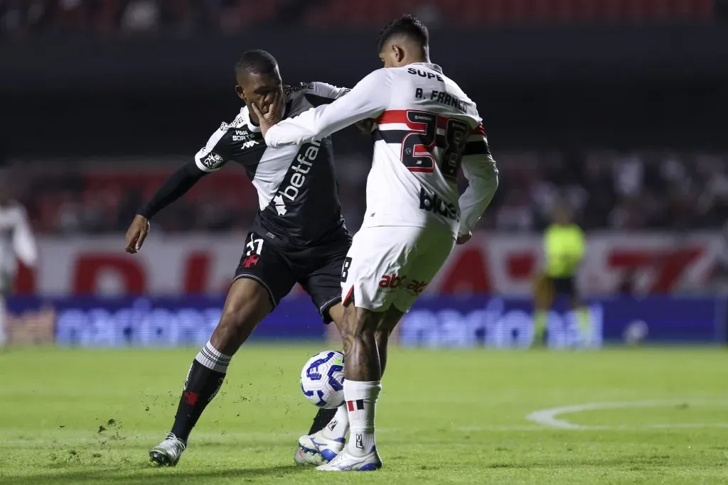 SAO PAULO, BRAZIL – JUNE 12: Rayan of Vasco da Gama competes for the ball with Alan Franco of Sao Paulo during the Brasileirao 2025 match between Sao Paulo and Vasco da Gama at MorumBIS on June 12, 2025 in Sao Paulo, Brazil. (Photo by Ricardo Moreira/Getty Images)