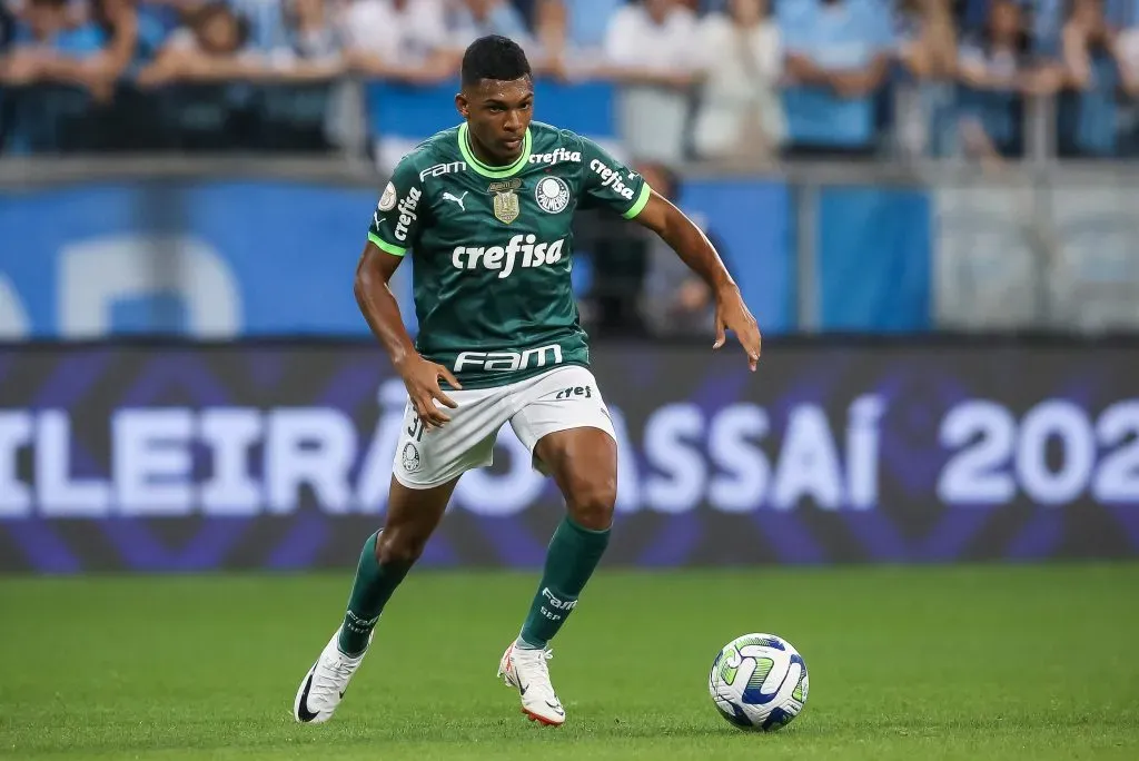 Considerado uma “joia” do futebol brasileiro, Luís Guilherme foi vendido pelo Palmeiras em 2023. Foto: Pedro H. Tesch/Getty Images.