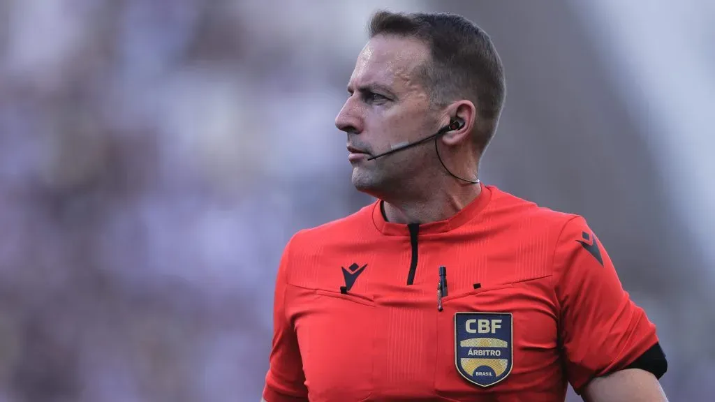 SP – SAO PAULO – 04/08/2024 – BRASILEIRO A 2024, CORINTHIANS X JUVENTUDE – O arbitro Lucas Torezin durante partida entre Corinthians e Juventude no estadio Arena Corinthians pelo campeonato Brasileiro A 2024. Foto: Ettore Chiereguini/AGIF