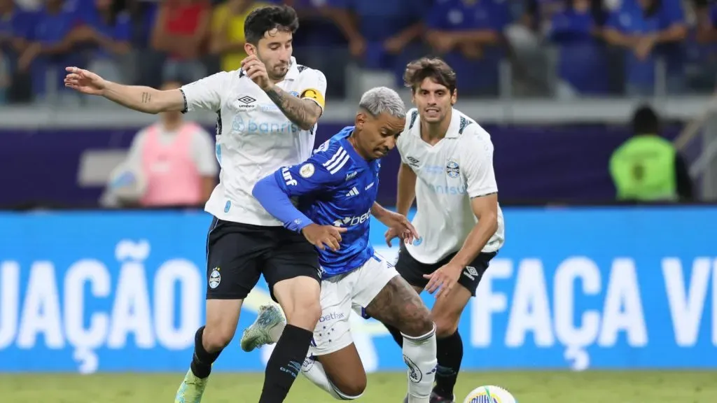 Matheus Pereira jogador do Cruzeiro disputa lance com Villasanti jogador do Gremio durante partida no estadio Mineirao pelo campeonato Brasileiro 2024. Foto: Gilson Lobo/AGIF