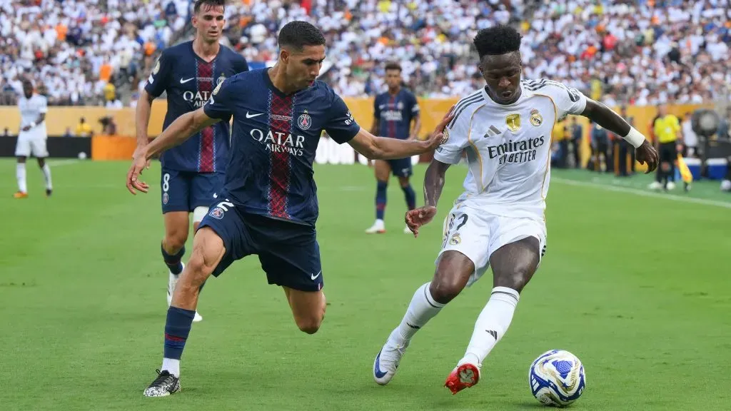 EAST RUTHERFORD, NEW JERSEY – JULY 09: Vinícius Júnior of Real Madrid competes for the ball with Achraf Hakimi #2 of Paris Saint-Germain during the FIFA Club World Cup 2025 semi-final match between Paris Saint-Germain and Real Madrid CF at MetLife Stadium on July 09, 2025 in East Rutherford, New Jersey. (Photo by David Ramos/Getty Images)