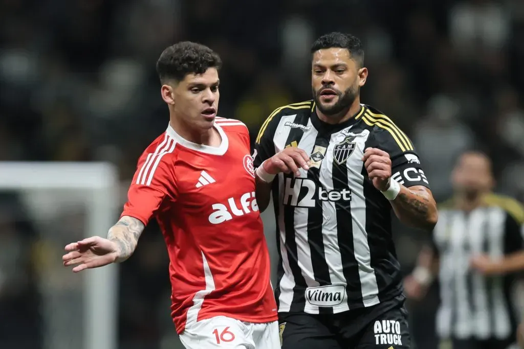 MG – BELO HORIZONTE – 12/06/2025 – BRASILEIRO A 2025, ATLETICO-MG X INTERNACIONAL – Hulk jogador do Atletico-MG disputa lance com Ronaldo jogador do Internacional durante partida no estadio Arena MRV pelo campeonato Brasileiro A 2025. Foto: Gilson Lobo/AGIF