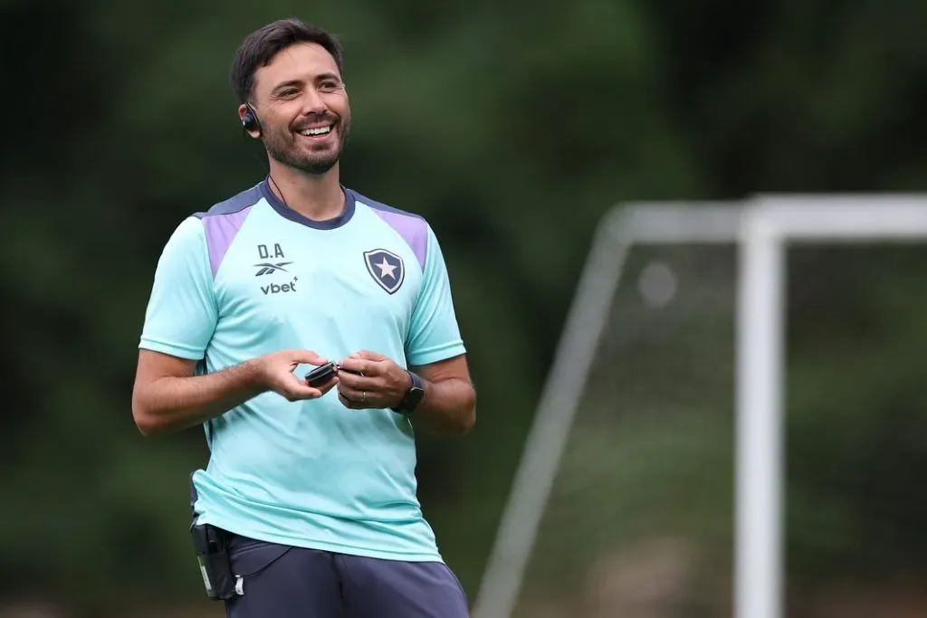 Davide Ancelotti, novo treinador do Botafogo comandou o primeiro treino do elenco alvinegro nesta quinta-feira. Foto: Vitor Silva/Botafogo