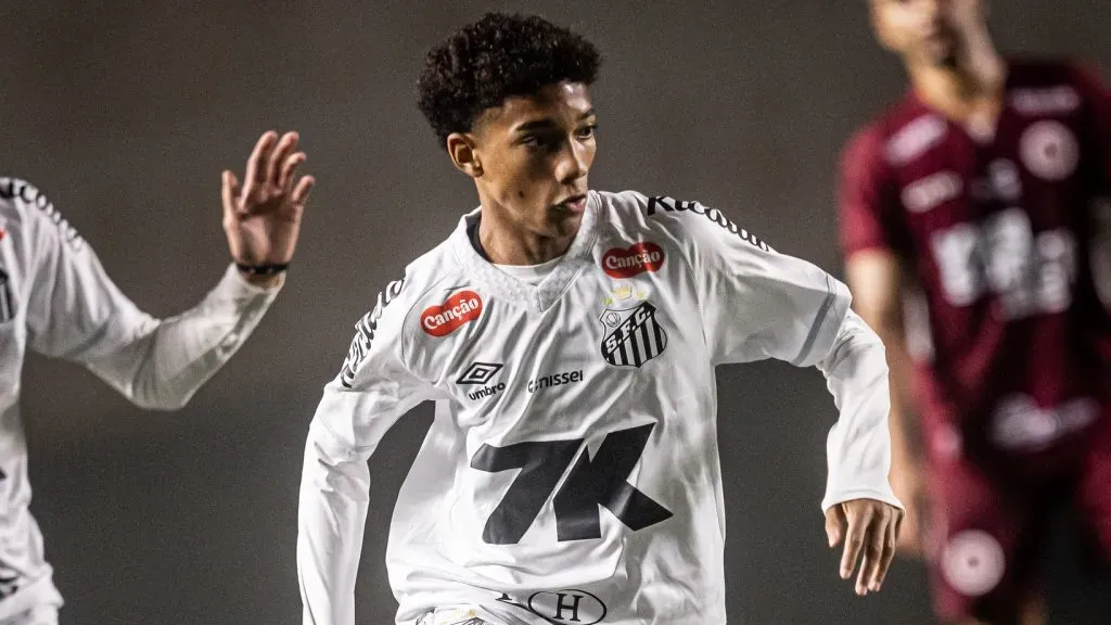 Robinho Jr. em ação pela primeira vez no time principal do Peixe -Fotos: Raul Baretta/ Santos FC.