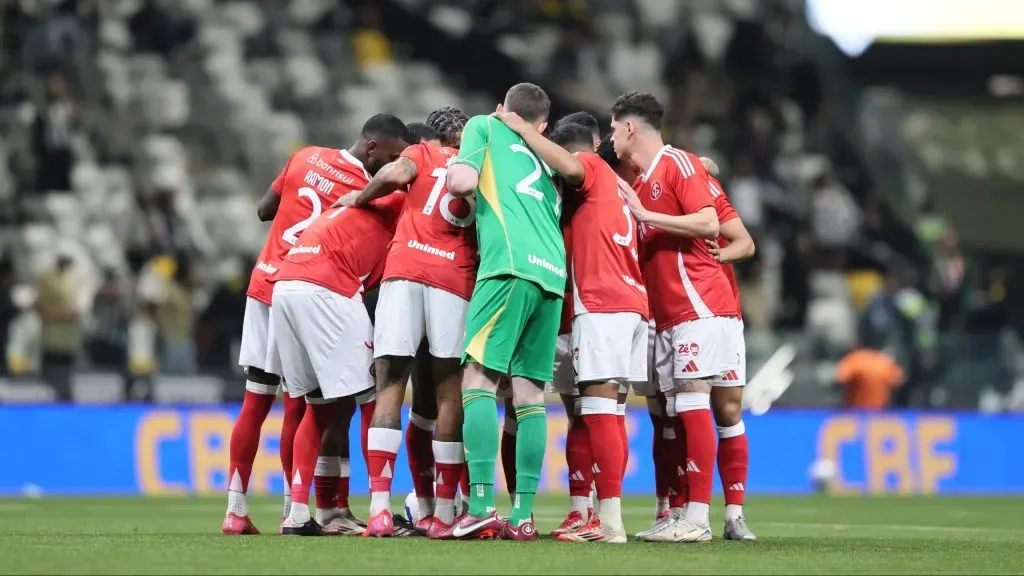 MG – BELO HORIZONTE – 12/06/2025 – BRASILEIRO A 2025, ATLETICO-MG X INTERNACIONAL – Jogadores do Internacional durante entrada em campo para partida contra o Atletico-MG no estadio Arena MRV pelo campeonato Brasileiro A 2025. Foto: Gilson Lobo/AGIF