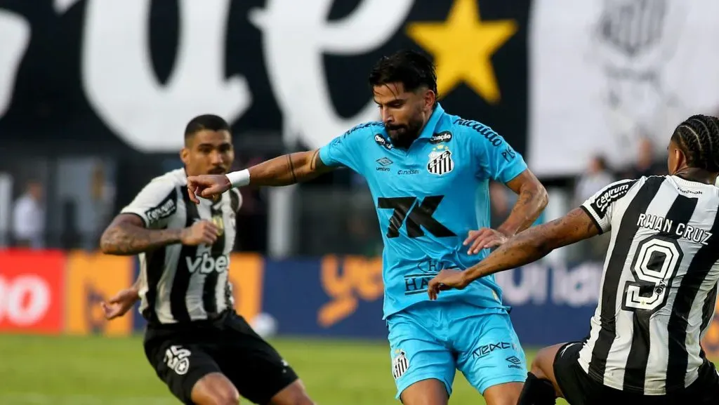 Foto: Mauricio De Souza/AGIF – Meio-campista do Santos durante jogo contra o Botafogo pelo Brasileirão Betano.