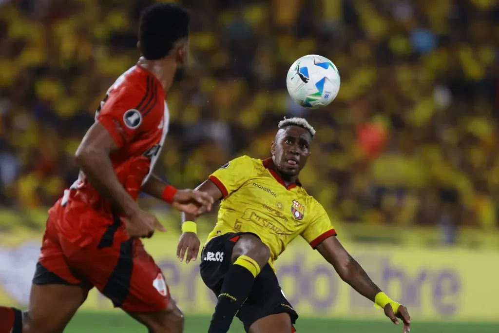 GUAYAQUIL, ECUADOR – MAY 8: Bryan Carabali of Barcelona SC controls the ball during a Copa CONMEBOL Libertadores 2025 match between Barcelona SC and River Plate at Estadio Monumental Isidro Romero Carbo on May 8, 2025 in Guayaquil, Ecuador. (Photo by Franklin Jacome/Getty Images)