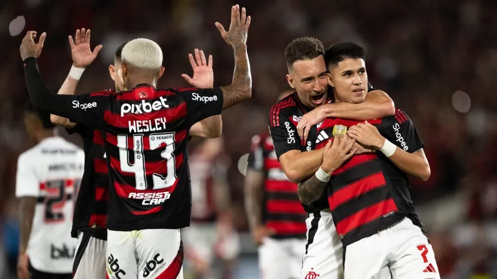 Jogadores do Flamengo comemoram vitória no Brasileirão