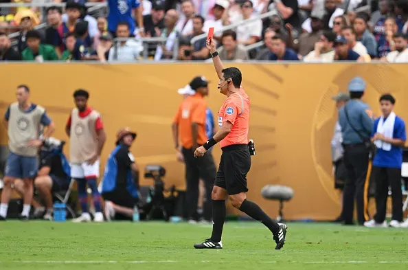 O árbitro Alireza Faghani mostra um cartão vermelho ao Joao Neves, do Paris Saint-Germain durante a final do Mundial 2025 entre o Chelsea, em Nova Jersey. Foto de David Ramos/Getty Images