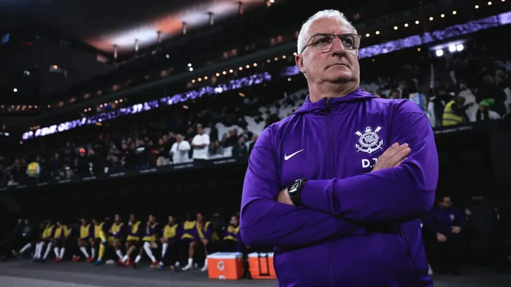 Dorival Jr. técnico do Corinthians durante partida contra o Bragantino – Foto: Ettore Chiereguini/AGIF