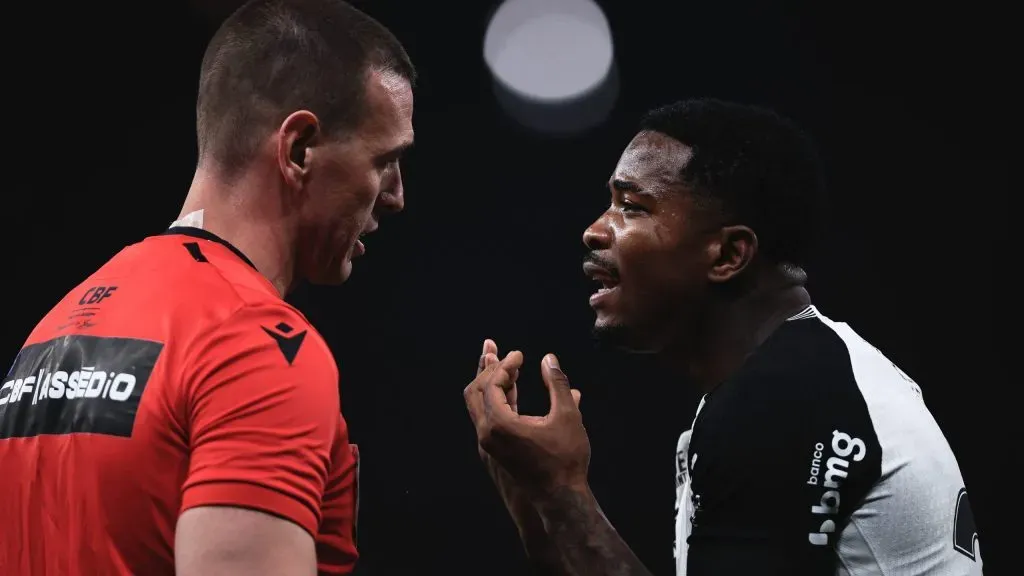 Cacá jogador do Corinthians reclama com a arbitragem durante partida contra o Bragantino no estadio Arena Corinthians pelo campeonato Brasileiro A 2025. Foto: Ettore Chiereguini/AGIF