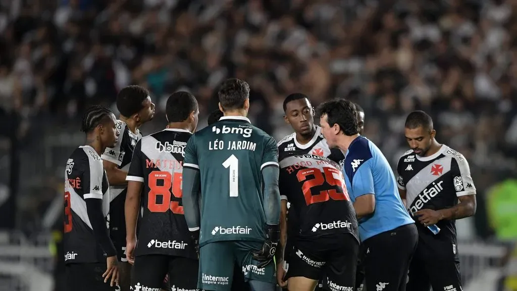 Fernando Diniz orienta os atletas do Gigante da Colina. Foto: Thiago Ribeiro/AGIF.