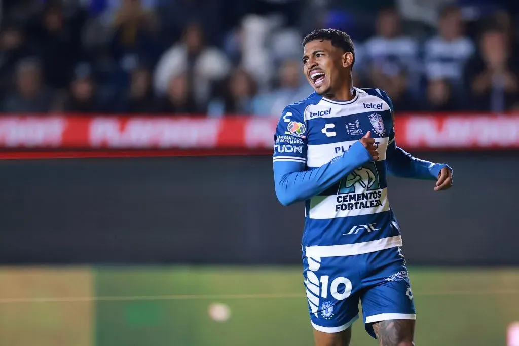 PACHUCA, MEXICO – APRIL 15: John Kennedy of Pachuca reacts during the 16th round match between Pachuca and Tigres UANL as part of the Torneo Clausura 2025 Liga MX at Hidalgo Stadium on April 15, 2025 in Pachuca, Mexico. (Photo by Hector Vivas/Getty Images)
