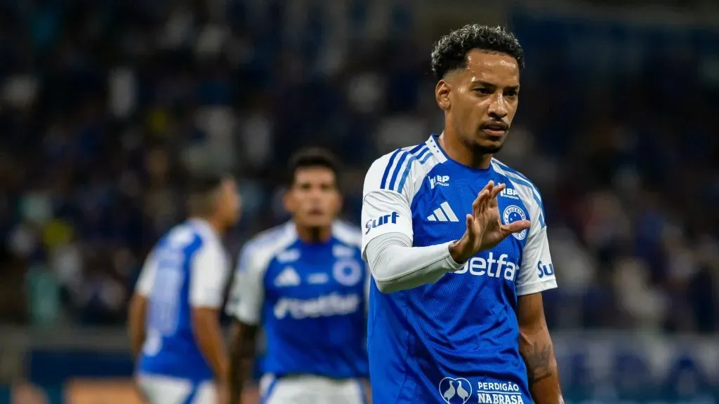 Matheus Pereira, atleta da Raposa. Foto: Fernando Moreno/AGIF.