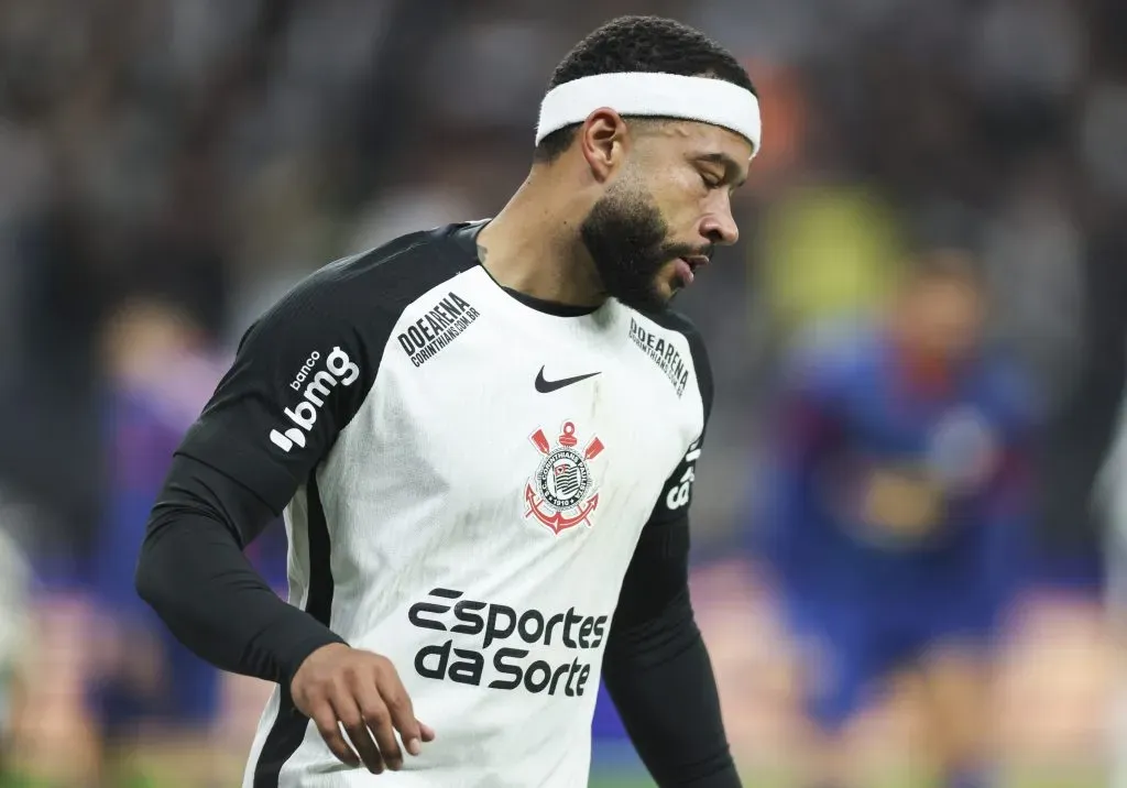 Memphis Depay em partida contra o Red Bull Bragantino – (Photo by Alexandre Schneider/Getty Images)