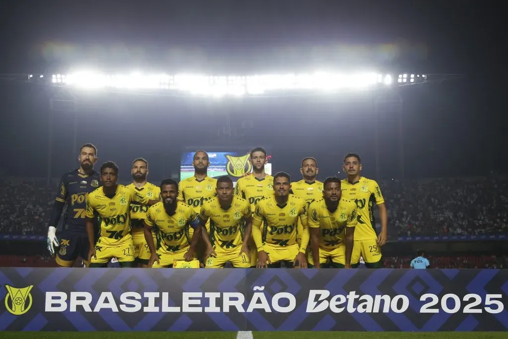 Jogadores do Mirassol posam para foto no Brasileirão Betano 2025 – (Photo by Miguel Schincariol/Getty Images)