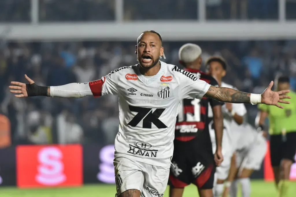Má atuação do Flamengo foi punida no fim com gol de Neymar para vitória de 1 a 0 do Santos – Foto: Jota Erre/AGIF