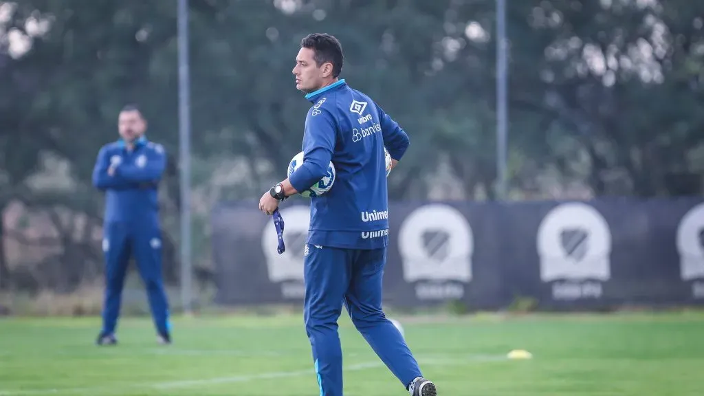 Cyro Leães treinador do time feminino do Grêmio