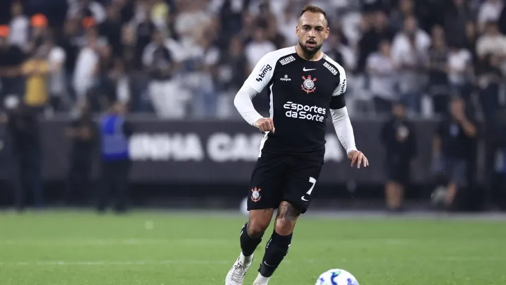 Maycon, assim como Hugo, vai desfalcar o Coringão – Foto: Marcello Zambrana/AGIF