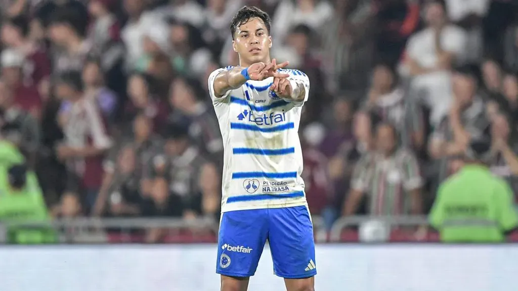 RJ – RIO DE JANEIRO – 17/07/2025 – BRASILEIRO A 2025, FLUMINENSE X CRUZEIRO – Kaio Jorge jogador do Cruzeiro comemora seu gol durante partida contra o Fluminense no estadio Maracana pelo campeonato Brasileiro A 2025. Foto: Thiago Ribeiro/AGIF