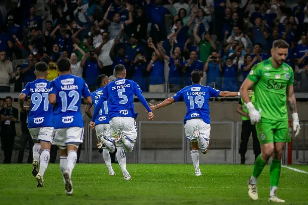 Jogador do Cruzeiro comemora seu gol durante partida contra o Juventude – Foto: Fernando Moreno/AGIF