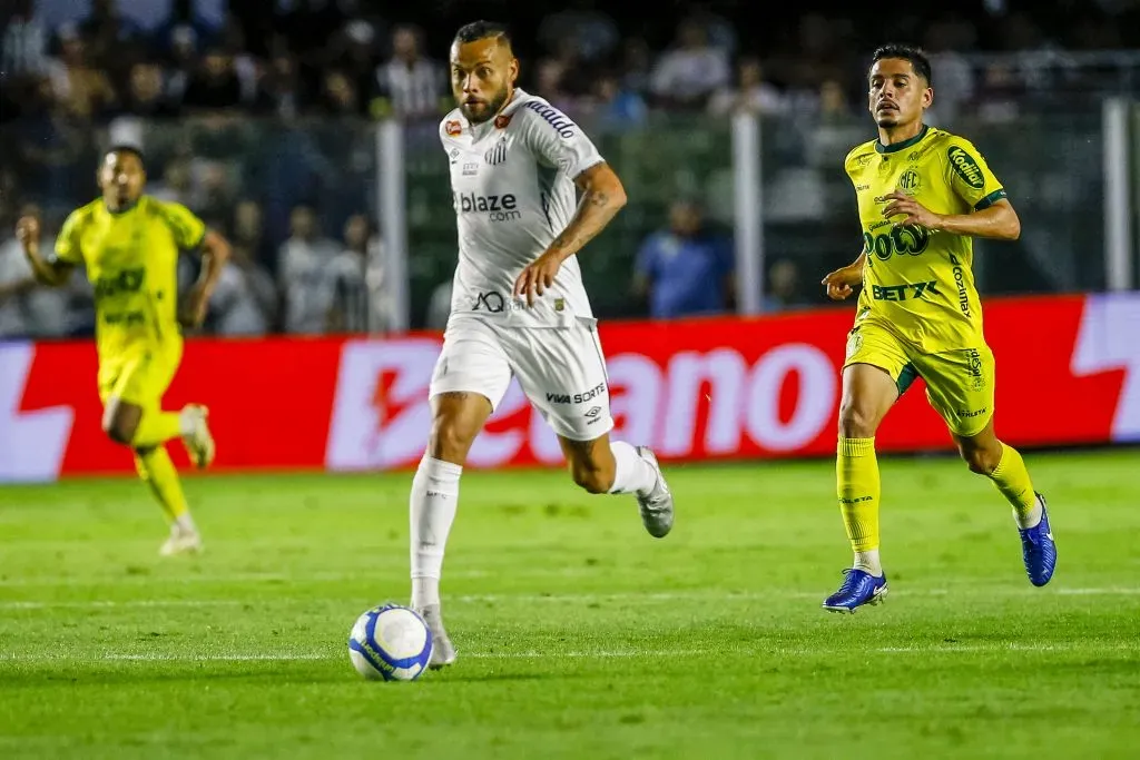 Guilherme jogador do Santos durante partida contra o Mirassol – Foto: Marco Miatelo/AGIF