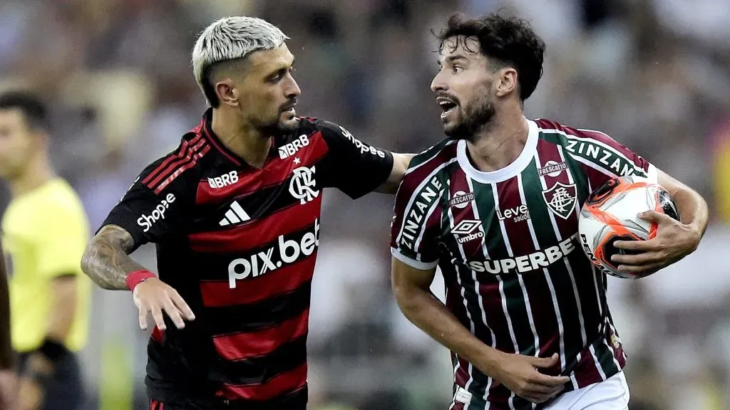 Martinelli, jogador do Fluminense disputa lance com Arrascaeta, jogador do Flamengo, durante partida pelo campeonato Carioca 2025. Foto: Alexandre Loureiro/AGIF
