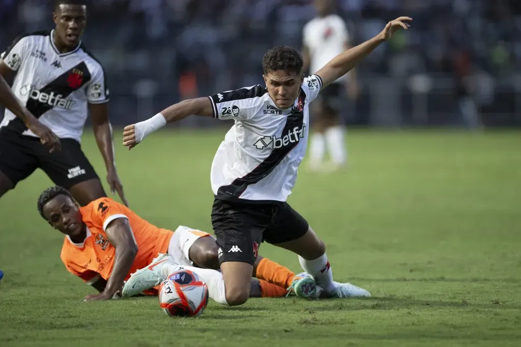 RJ – RIO DE JANEIRO – 11/01/2025 – CARIOCA 2025, NOVA IGUACU X VASCO – Paulo Ricardo jogador do Vasco durante partida contra o Nova Iguacu no estadio Sao Januario pelo campeonato Carioca 2025. Foto: Jorge Rodrigues/AGIF