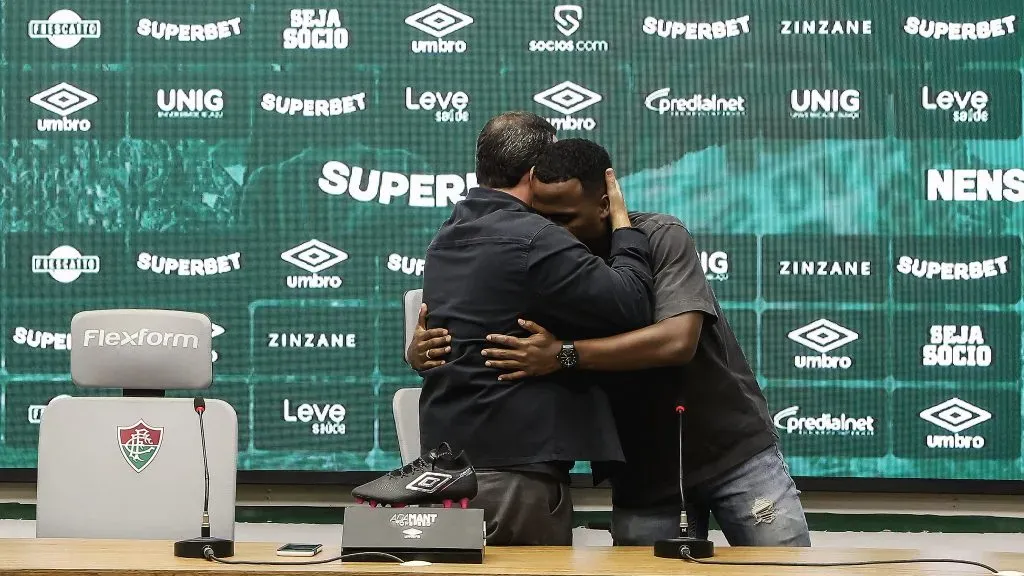 Mário Bittencourt e Jhon Arias se abraçam. Foto: Lucas Merçon/Fluminense.