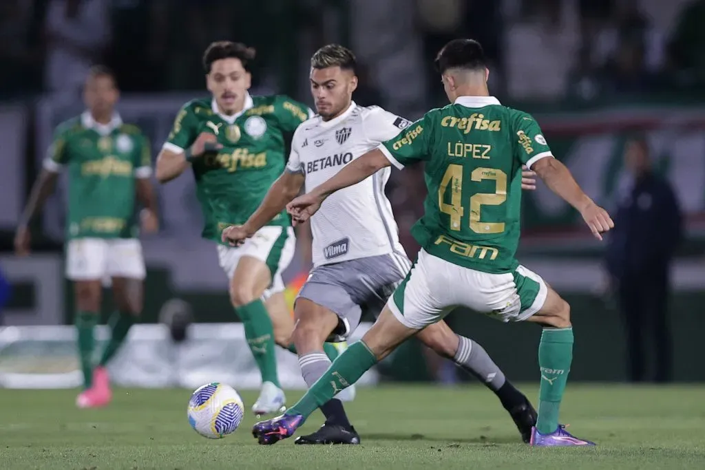 Jose Lopez jogador do Palmeiras disputa lance com Fausto Vera jogador do Atletico-MG – Foto: Ettore Chiereguini/AGIF