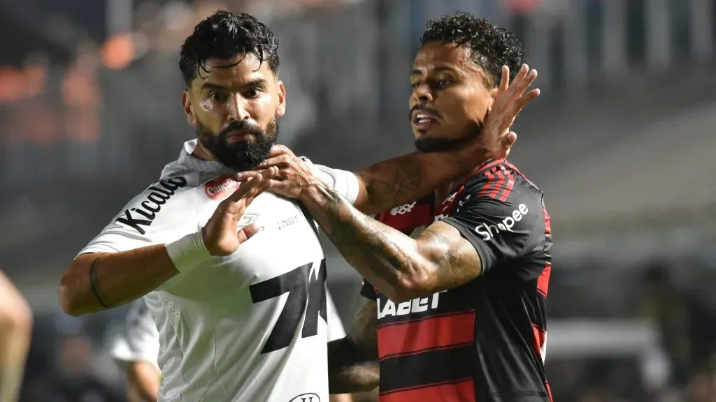 SP – SANTOS – 16/07/2025 – BRASILEIRO A 2025, SANTOS X FLAMENGO – Tomas Rincon jogador do Santos disputa lance com Allan jogador do Flamengo durante partida no estadio Vila Belmiro pelo campeonato Brasileiro A 2025. Foto: Jota Erre/AGIF