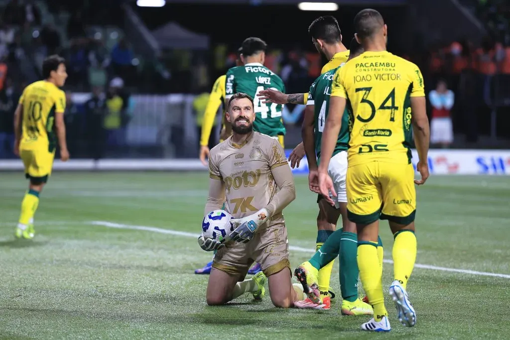 Walter, goleiro do Mirassol durante partida contra o Palmeiras no estadio Arena Allianz Parque pelo campeonato Brasileiro A 2025. Foto: Ettore Chiereguini/AGIF