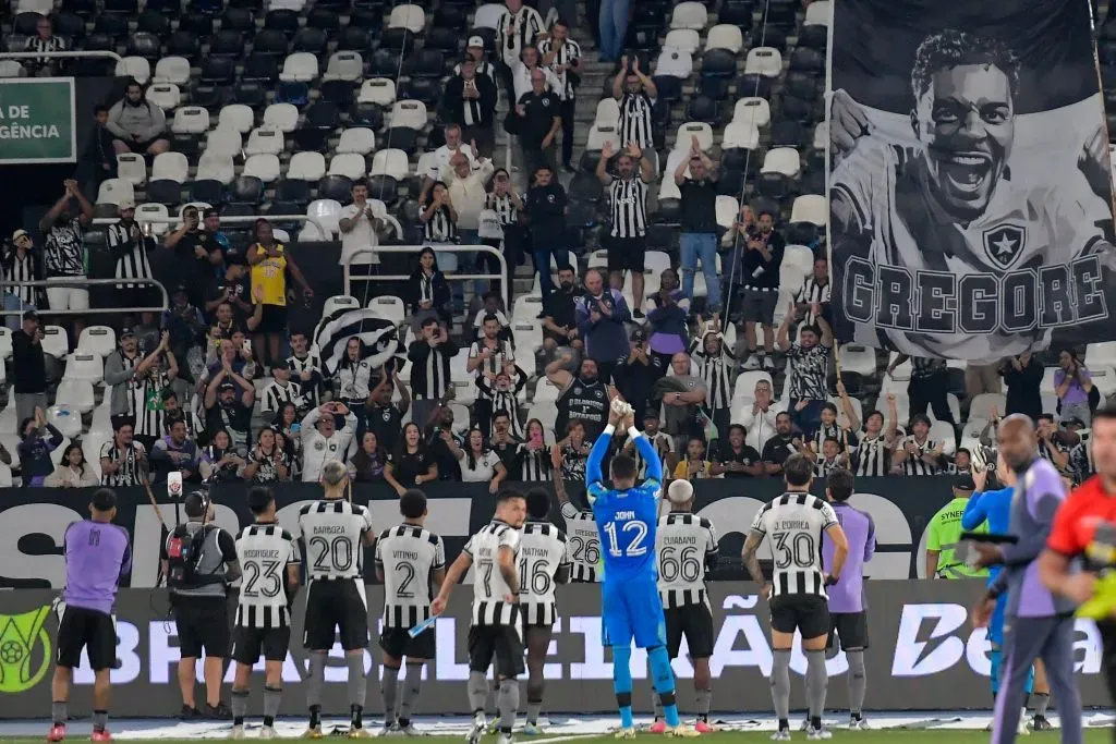 Torcida do Botafogo faz homenagem ao jogador Gregore no final da partida contra Vitoria – Foto: Thiago Ribeiro/AGIF
