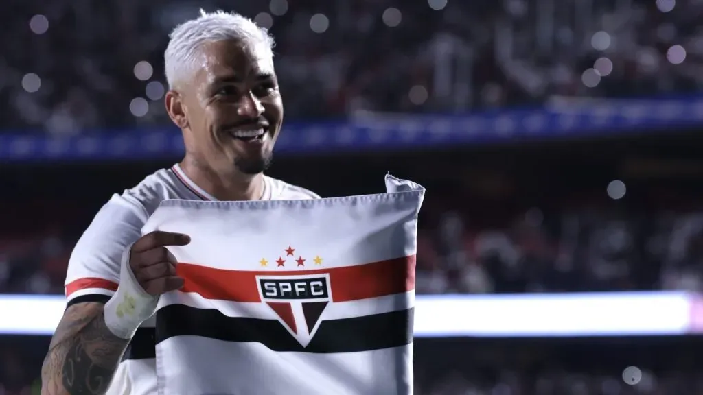 Luciano comemora um de seus gols no clássico contra o Corinthians. Foto: Marcello Zambrana/AGIF