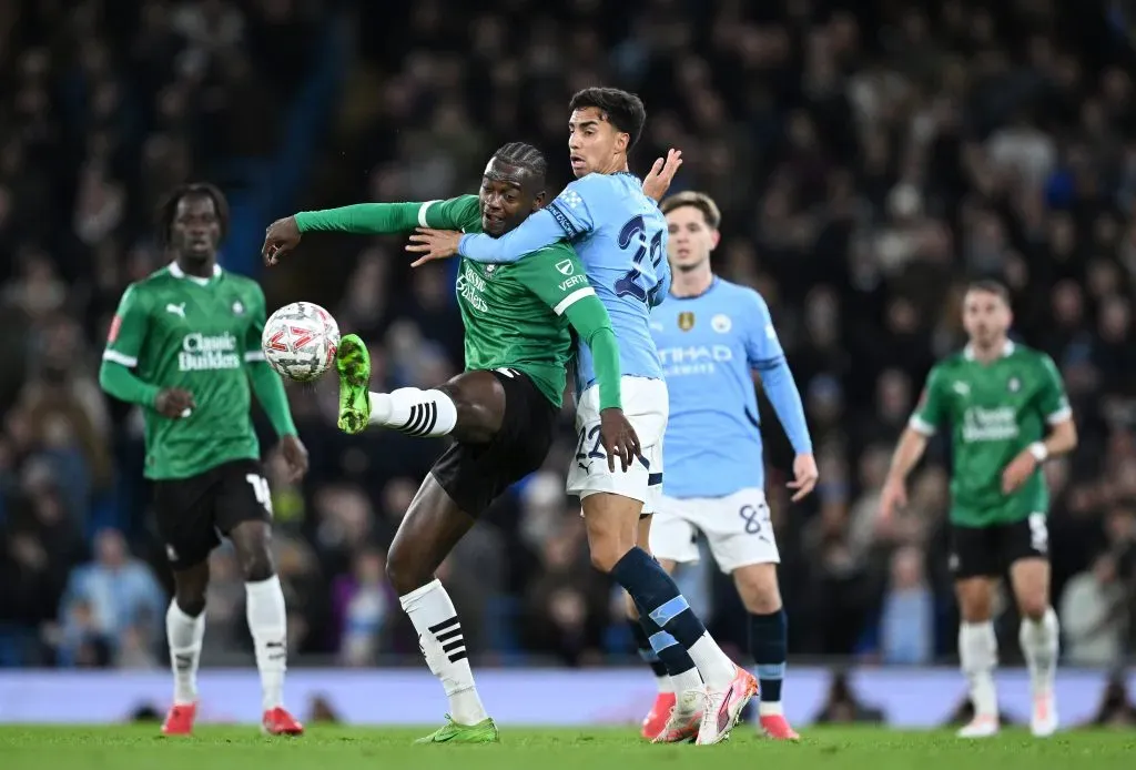 Vitor Reis em campo pelo Manchester City. (Photo by Justin Setterfield/Getty Images)