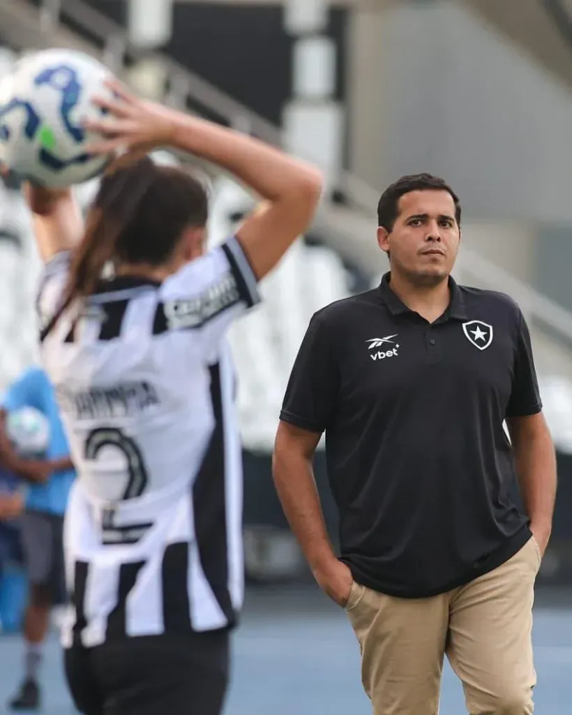 Léo Goulart, treinador das Gloriosas. Foto: Arthur Barreto/Botafogo