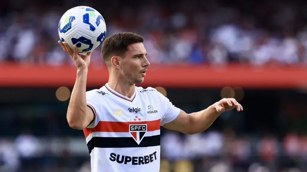 Cédric em ação pelo SPFC: Diretoria quer um jogador para disputar a posição com o lateral – Foto: Marcello Zambrana/AGIF