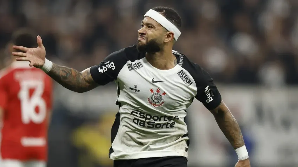 Memphis Depay jogador do Corinthians é outro gringo desse Brasileirão de 2025 – (Photo by Miguel Schincariol/Getty Images)