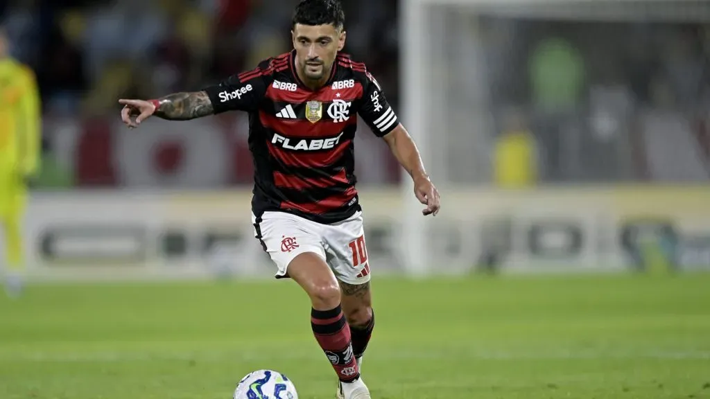 Arrascaeta em ação durante Flamengo x Fluminense no Maracanã – Foto: Alexandre Loureiro/AGIF