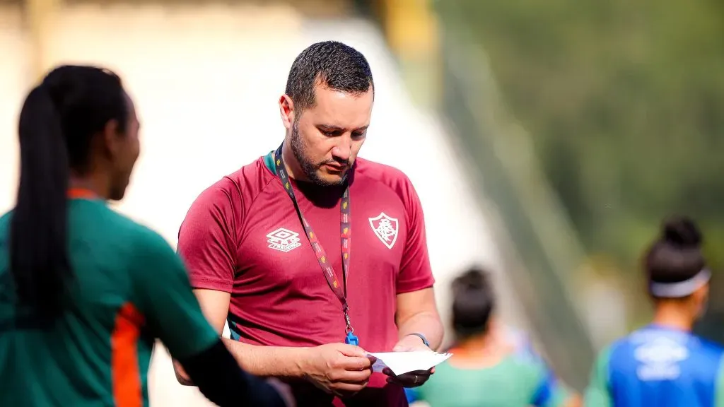 Saulo Silva em treinamento do time feminino do Fluminense