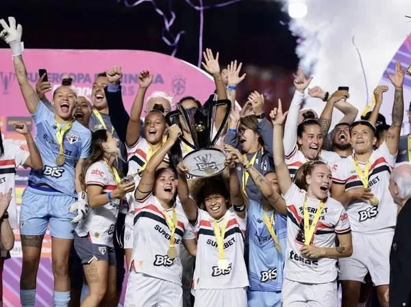 São Paulo comemorando a Supercopa Feminina de 2025. Foto: Anderson Romão/AGIF