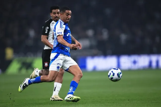 Christian, volante do Cruzeiro disputa lance com Matheus Bidu, jogador do Corinthians disputa lance comdurante partida no estadio Arena Corinthians pelo campeonato Brasileiro A 2025. Foto: Ettore Chiereguini/AGIF